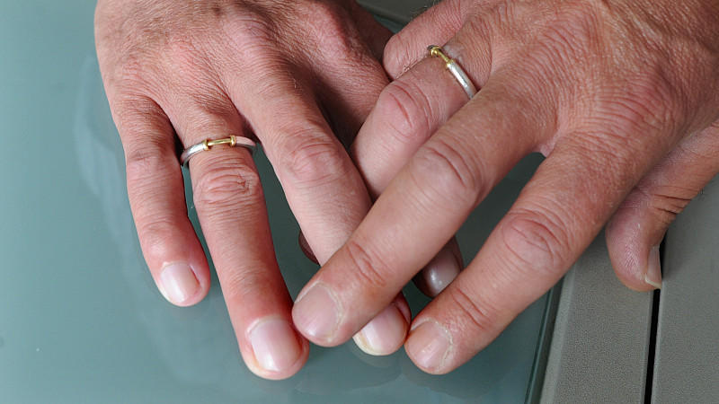 Video: Schwul – Eltern verprügeln Sohn nach Coming-Out Männerliebe
