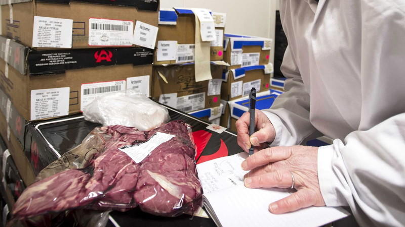 Pferdefleischskandal erschütterte 2013 Europa: Ermittler nehmen 66 Verdächtige fest file - An inspector of the Netherlands Food and Consumer Product Safety Authority (Dutch: Nederlandse Voedsel- en Warenautoriteit, NVWA) inspects a meat product in Utrecht, The Netherlands, 15 February 2013. EPA/ERIK VAN 'T dpa (zu dpa "Fleischskanda