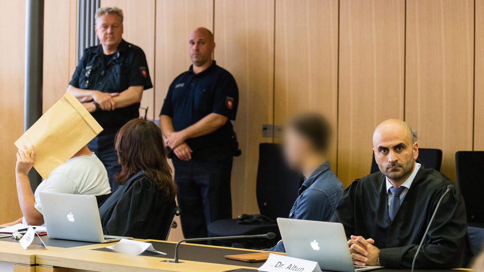 Schwangere Ex-Freundin (18) mit Messer erstochen: Lange Haftstrafen für Kindsvater und Komplizen Der Angeklagte Alexander M. (l-r), seine Verteidigerin Gabriele Rieke, der Angeklagte Damian R. und sein Verteidiger Erkan Altun sitzen am 04.08.2016 bei Prozessbeginn wegen Mordes an einer Schwangeren im Landgericht Braunschweig .