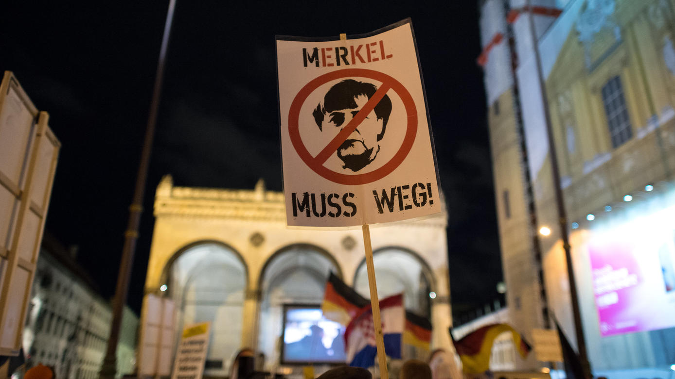 Respekt für Merkel: Sie ließ Flüchtlinge ins Land, denen sonst in Europa niemand helfen wollte ARCHIV - Anhänger der islamkritischen Bewegung Bagida (Bayern gegen die Islamisierung des Abendlandes) nehmen am 11.01.2016 in München (Bayern) an einer Demonstration teil und halten dabei ein Plakat mit der Aufschrift "Merkel muss weg!" in den Hände