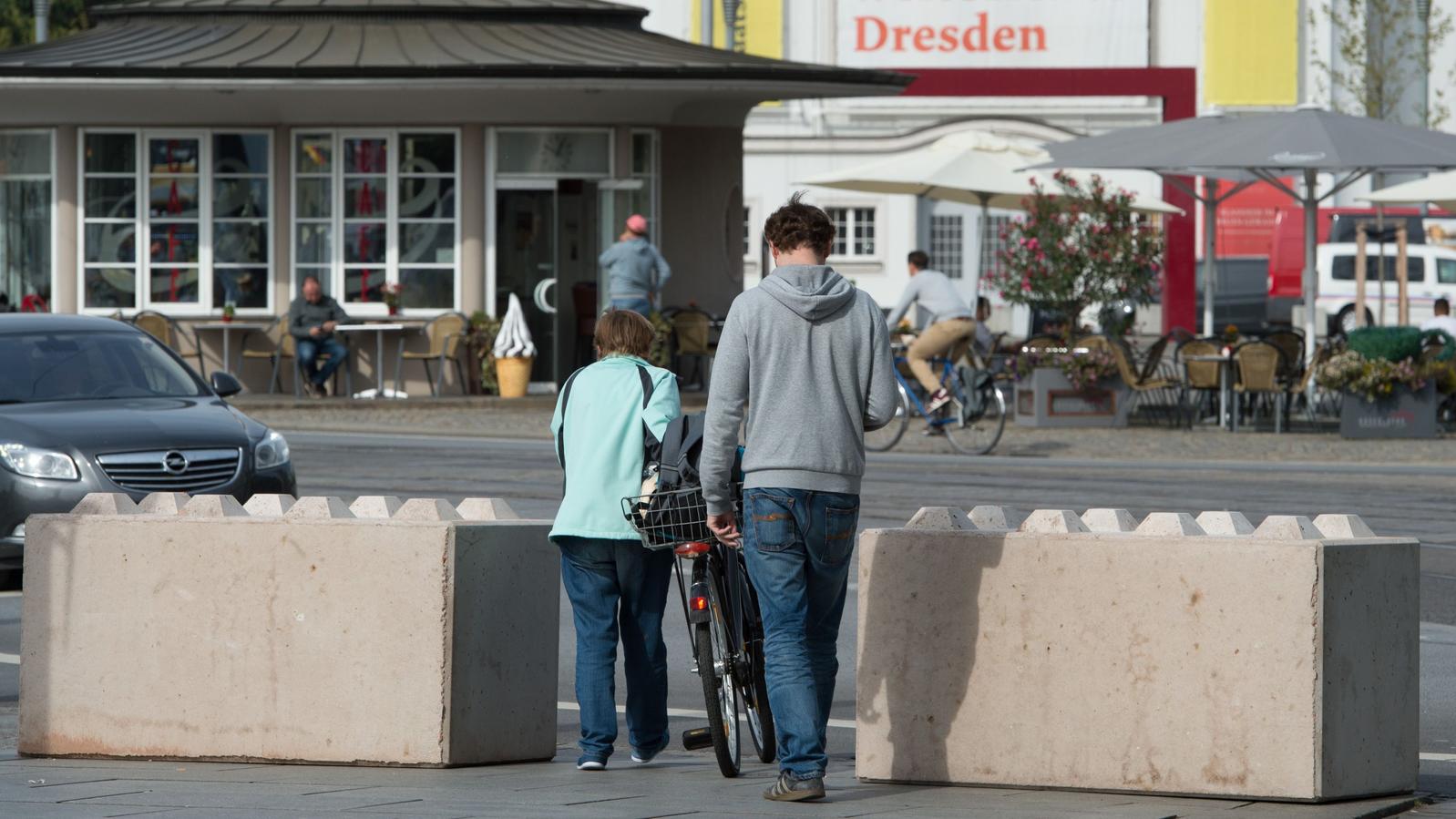 Terror-Angst in Dresden: Einheitsfeiern starten mit der höchsten Sicherheitsstufe Sicherheitsvorkehrungen in Dresden zum Tag der deutschen Einheit.
