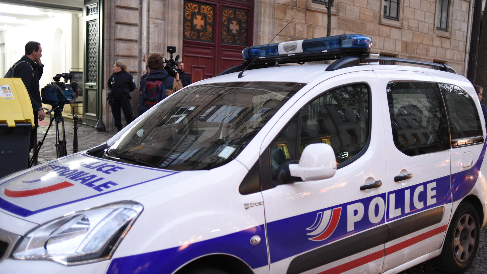 Millionen-Beute: Bewaffnete überfallen Kim Kardashian im Hotelzimmer BREAKING NEWS:Kim Kardashian is held up by gunpoint at her Paris apartment in the early hours of sunday morning, General views of police attending her apartment, detectives inside photographing the scene.
