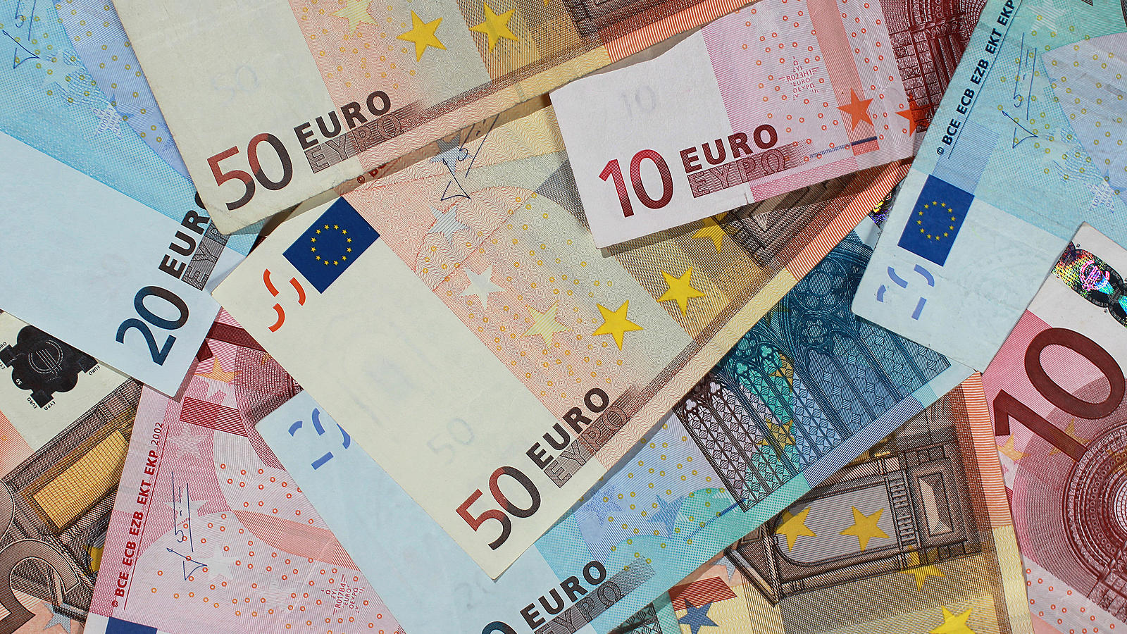 Die Wahrheit über Minijobs ARCHIV - ILLUSTRATION - Banknoten von 50, 20 und 10 Euro, liegen am 29.09.2010 in Magdeburg (Sachsen-Anhalt) auf einem Haufen. Die Geldvermögen der Menschen in Deutschland sind auf ein Rekordniveau gestiegen. Foto: Jens Wolf/dpa (zu dpa "Private Geld