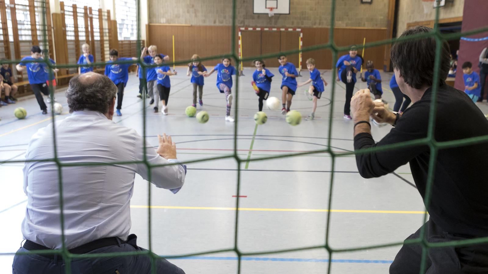 'RTL – Wir helfen Kindern'-Integrationsprojekt mit Paten Joachim Löw erfolgreich gestartet Joachim Löw im Tor.