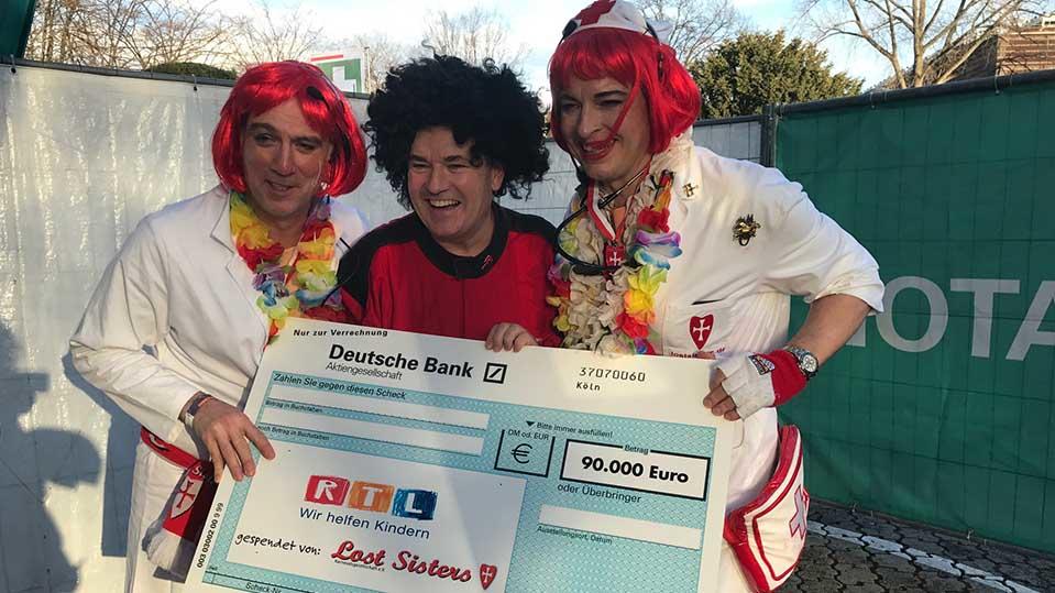Schunkeln für Kölner Kids: Karnevalsgesellschaft „Lost Sisters e. V.“ übergibt 90.000 Euro an „RTL – Wir helfen Kindern“ Scheckübergabe an Wolfram Kons