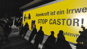 Der Castor-Transport ist am Ziel Ein LKW der Umweltschutzorganisation Greenpeace behinderte den Castor-Transport