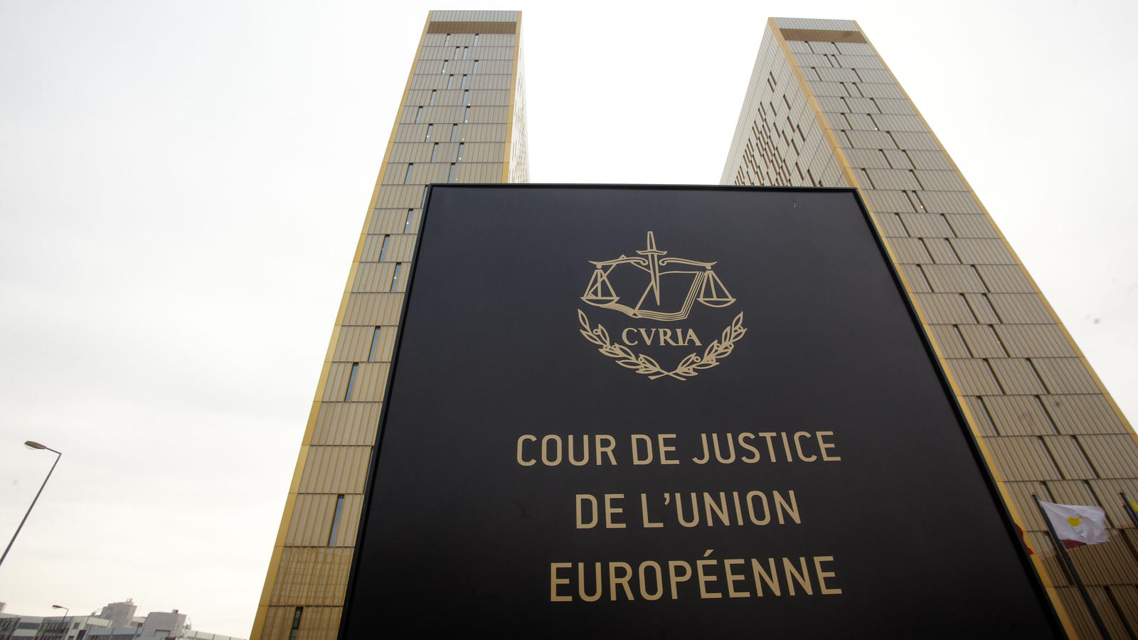 Europäischer Gerichtshof fällt Urteil: Arbeitgeber darf Kopftuch verbieten ARCHIV - Die beiden Türme des Europäischen Gerichtshofs (EuGH) in Luxemburg, aufgenommen am 26.01.2012. (zu dpa «EU erwartet wegweisendes Urteil zur Asylpolitik» vom 07.03.2017) Foto: Thomas Frey/dpa +++(c) dpa - Bildfunk+++