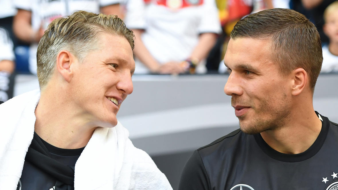 Schweinsteiger mit emotionalen Zeilen für Freund Podolski ARCHIV - Fußball Länderspiel: Deutschland - Ungarn am 04.06.2016 in Gelsenkirchen (Nordrhein-Westfalen). Deutschlands Bastian Schweinsteiger (l) und Lukas Podolski unterhalten sich vor dem Spiel auf der Ersatzbank miteinander. (Zu dpa "Schweinsteiger