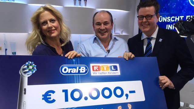 Barbara Schöneberger unterstützt "RTL – Wir helfen Kindern": 10.000 Euro von Oral B Scheckübergabe an Barbara Schöneberger und Wolfram Kons