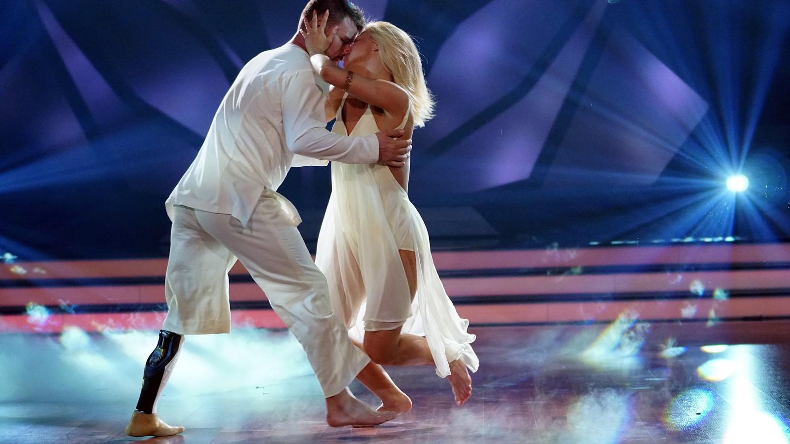 Let's Dance 2017: Heinrich Popow überzeugt mit einem emotionalen Contemporary Heinrich Popow und Kathrin Menzinger zeigen einen gefühlvollen Contemporary in der dritten Liveshow von "Let's Dance" 2017.