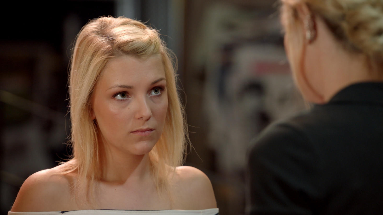 GZSZ-Folge 6238 vom 21.04.2017: Lilly sorgt bei Sunnys Junggesellinnen-Abschied für schlechte Laune Auf Sunnys Party sorgt Lilly für miese Laune.