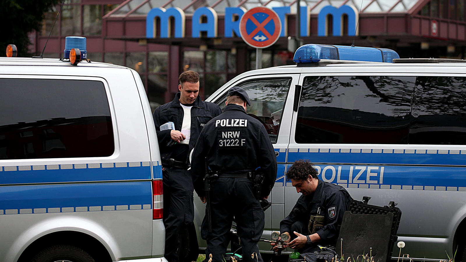 AfD-Bundesparteitag in Köln: Hier droht Streit - innerhalb und außerhalb der Partei Polizeifahrzeuge stehen am 21.04.2017 in Köln (Nordrhein-Westfalen) vor dem Maritim Hotel. Der Parteitag der AfD findet vom 22. bis 23.04.2017 hier statt.