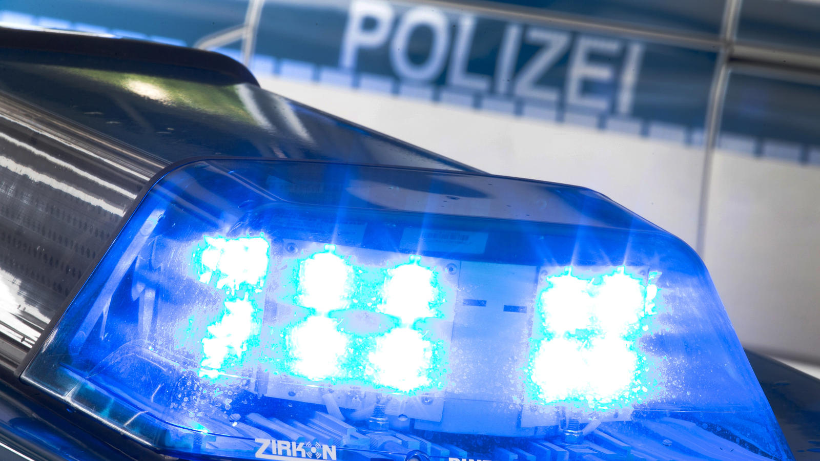 Dessau: 56-jährige Flaschensammlerin von vier Männern vergewaltigt ARCHIV - ILLUSTRATION - Ein Blaulicht leuchtet am 27.07.2015 in Osnabrück (Niedersachsen) auf dem Dach eines Polizeiwagens. Bundesinnenminister de Maiziere stellt am 24.04.2017 in Berlin die Polizeiliche Kriminalstatistik (PkS) 2016 vor. Foto: Friso