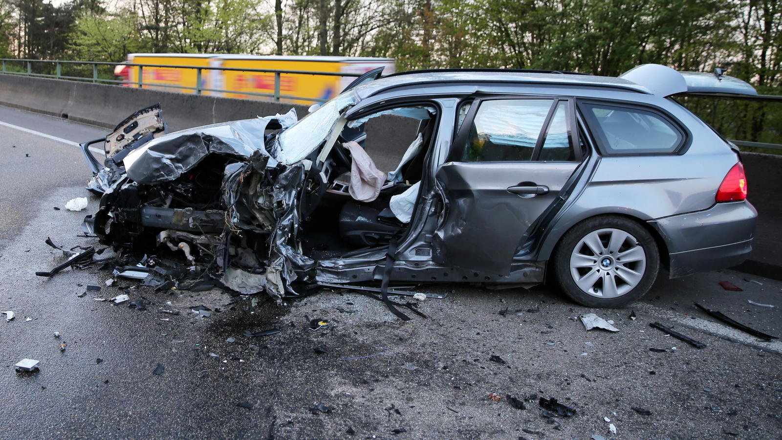 Geisterfahrer kracht auf A5 frontal in Auto - Rettungsgasse oder Erste Hilfe Fehlanzeige Das Autowrack eines 79 Jahre alten Geisterfahrers steht am 10.05.2017 auf der Autobahn 5 nahe dem Hattenbacher Dreieck.