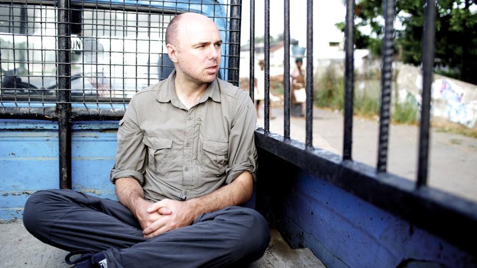 Karl Pilkington: Auf der Suche nach dem Sinn des Lebens Karl Pilkington in Accra (Ghana).