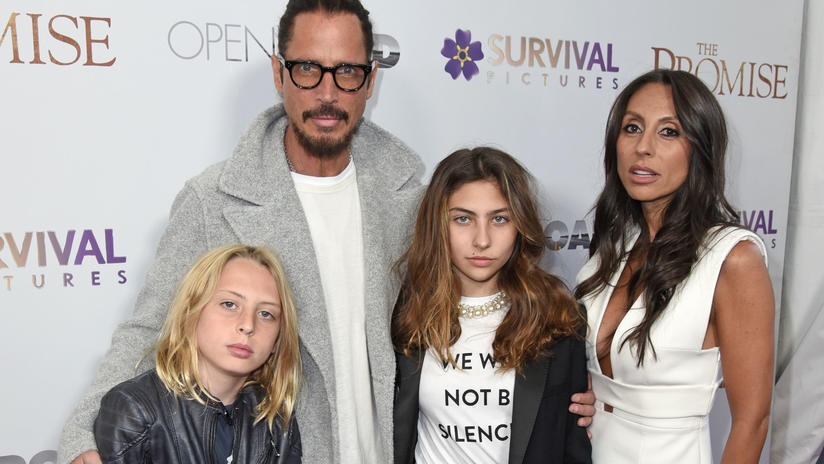 Chris Cornell: Seine Frau zweifelt an der Selbstmord-Theorie File Photos- The rocker, who was found hanged in his hotel room earlier this week, looked happy as he appeared with wife Vicky and children Toni and Christopher at the event on April 18th. The prolific songwriter had written a song for the movie abou