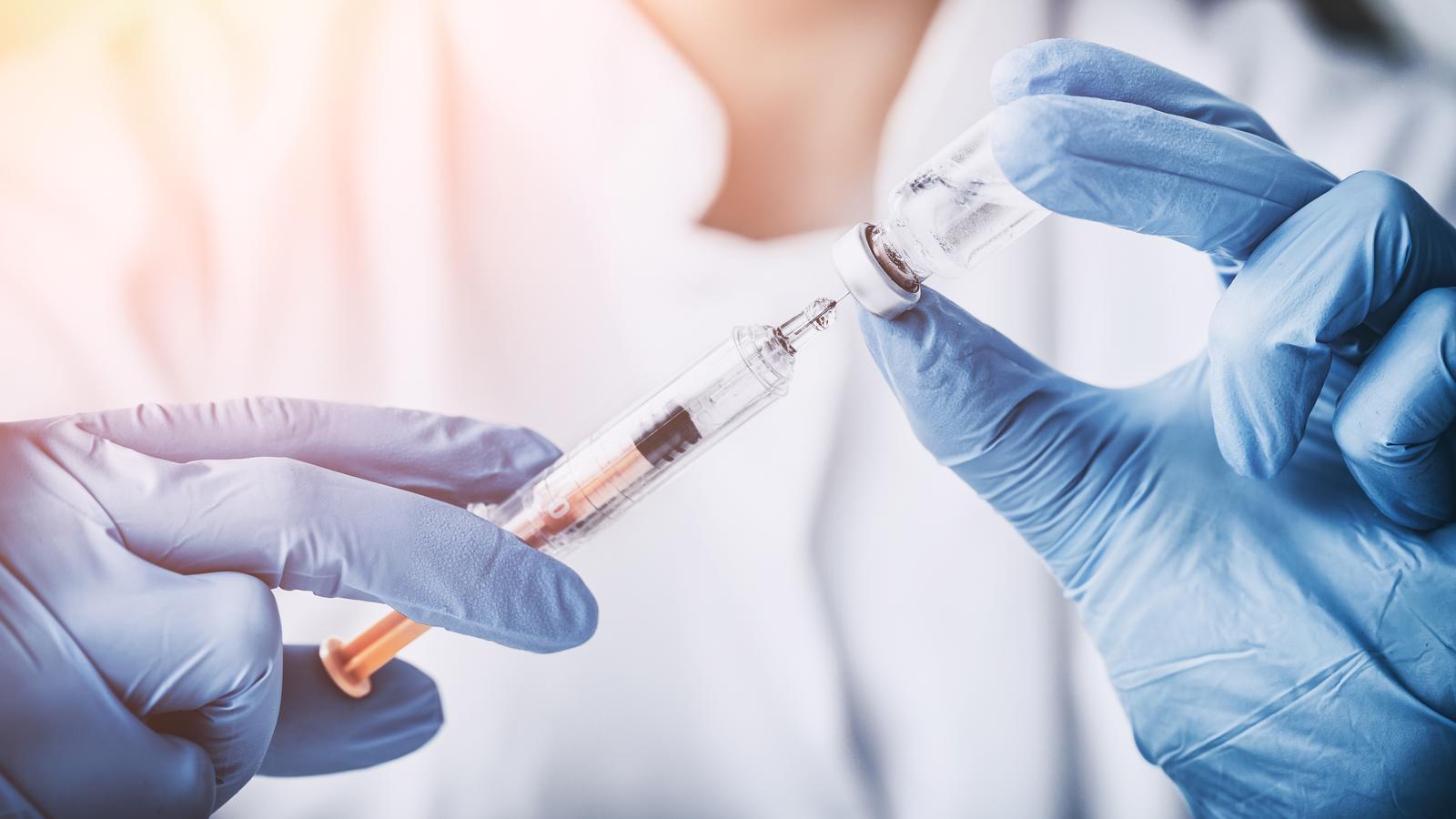Impfempfehlung: Die wichtigsten Impfungen injecting injection vaccine vaccination medicine flu man doctor insulin health drug influenza concept - stock image