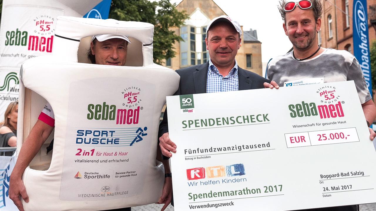 sebamed unterstützt „RTL – Wir helfen Kindern“ mit 25.000 Euro sebamed Sportmarketing Manager Toni Neier überreicht Tom Lehel den sebamed Spendenscheck in Höhe von 25.000 EUR.
