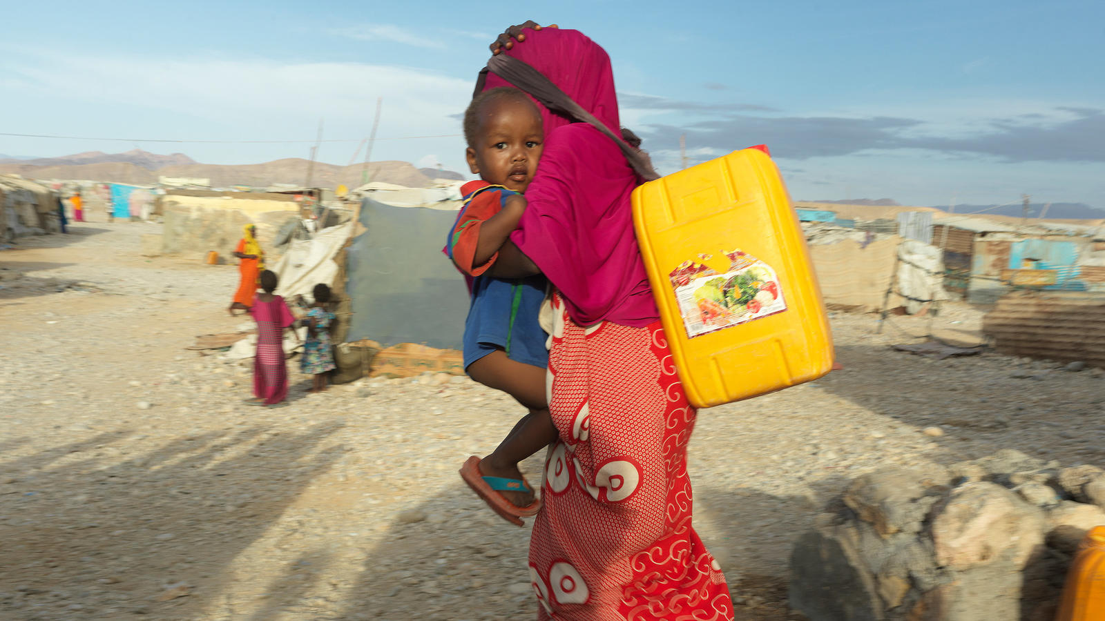 Ihre Spende kommt an: So wird mit Ihrer Hilfe in Afrika geholfen! Displaced people camp in Bosaso in northern Somalia</strong></p><p> </p> In the Somalian drought women and girls are walking for hours searching for clean water. Many are drinking from whatever source they can find and often t