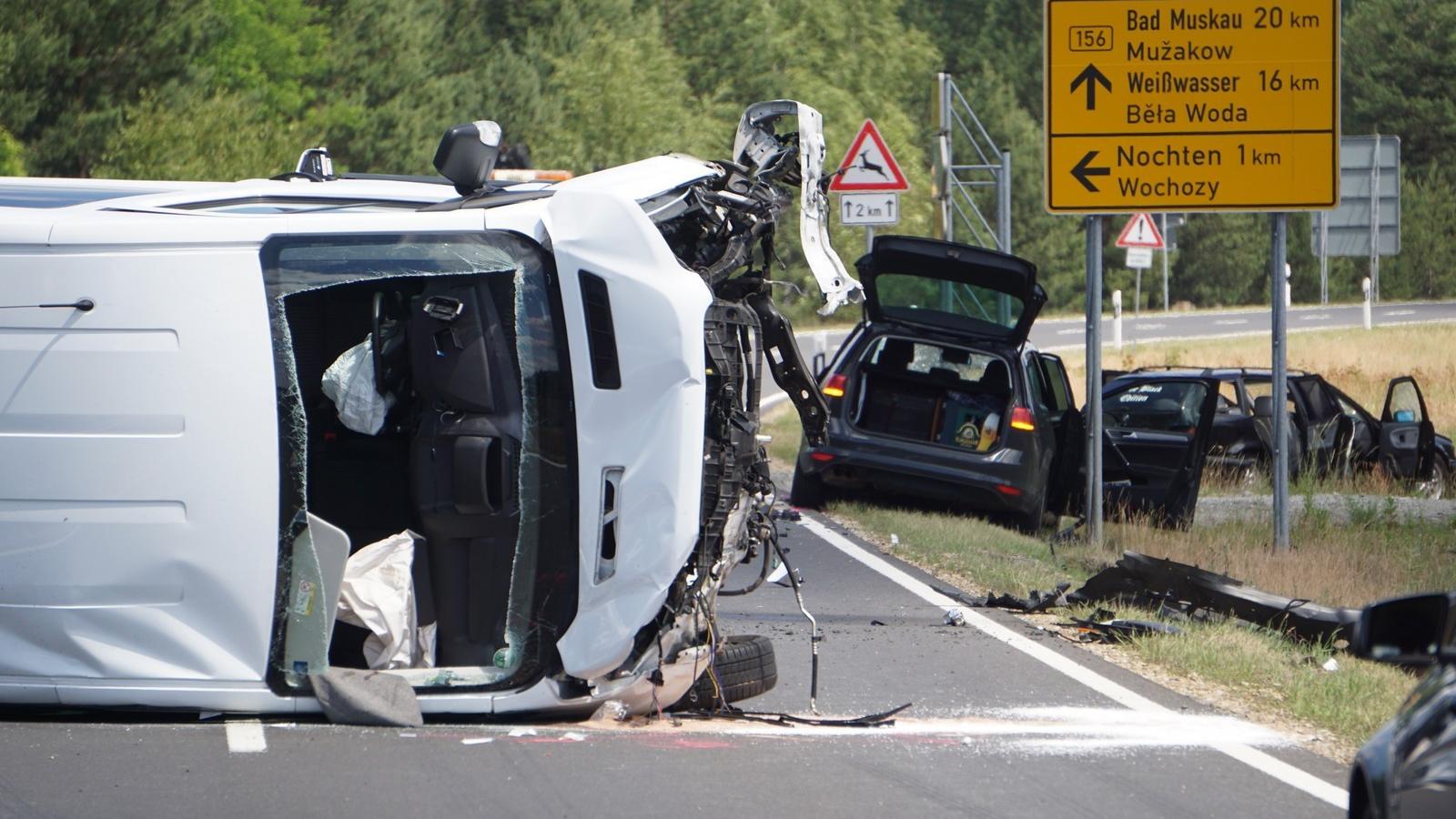 Massenkarambolage in der Oberlausitz: 14 Verletzte - darunter 4 Kinder Kleinbus liegt auf der Seite