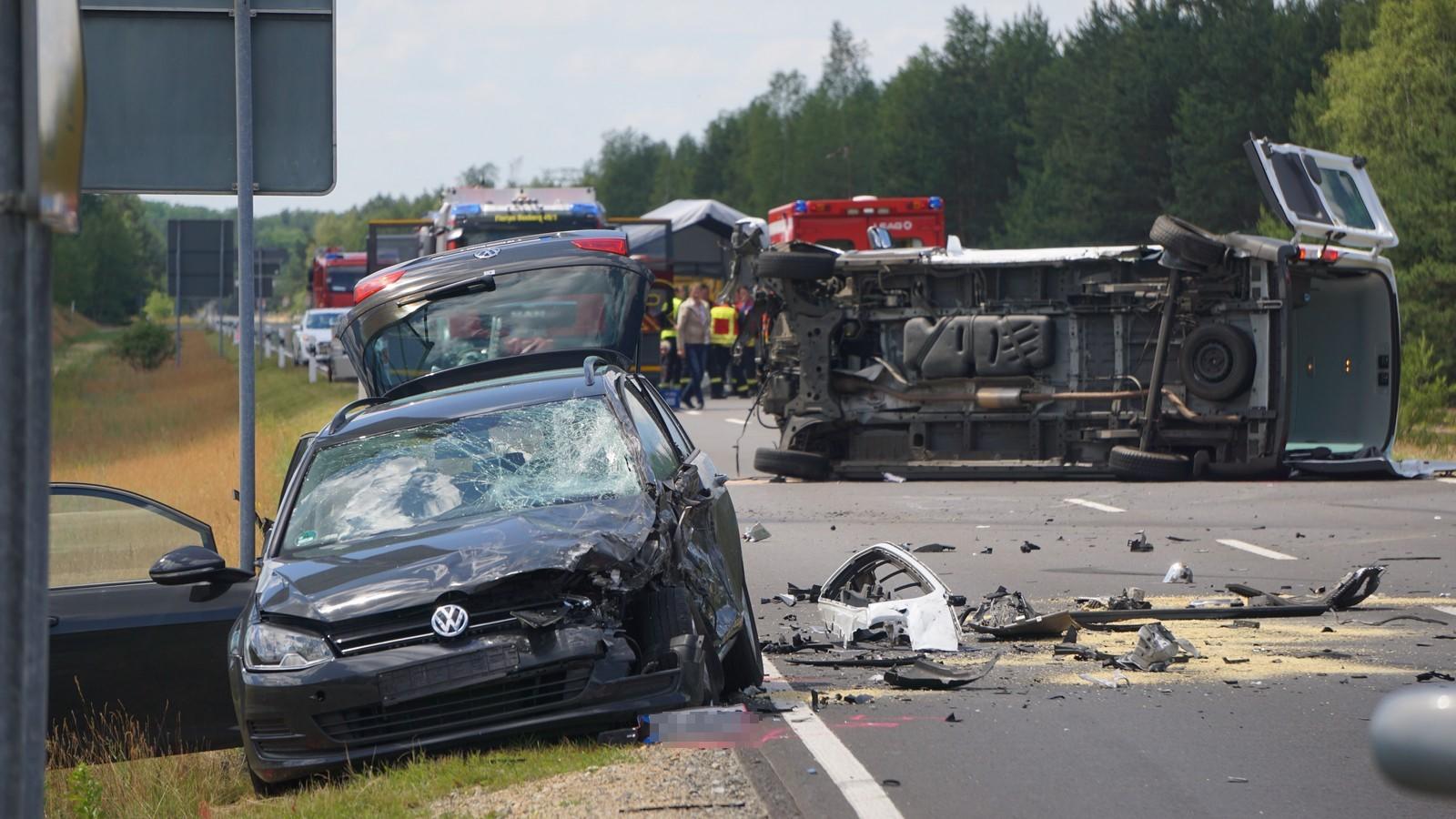 Massenkarambolage in der Oberlausitz: 14 Verletzte - darunter 4 Kinder unfallsachsen01