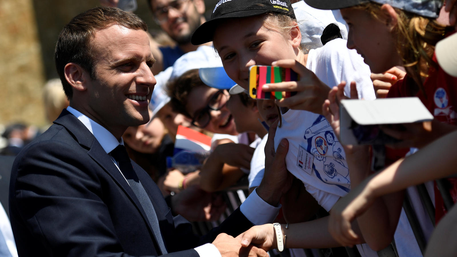 Mehrheit bei Parlamentswahl - Sieg und Niederlage für Macron French President Emmanuel Macron (L) attends a ceremony marking the 77th anniversary of late French General Charles de Gaulle's resistance call of June 18, 1940, at the Mont Valerien memorial in Suresnes, near Paris, France, June 18, 2017. REUTERS/B