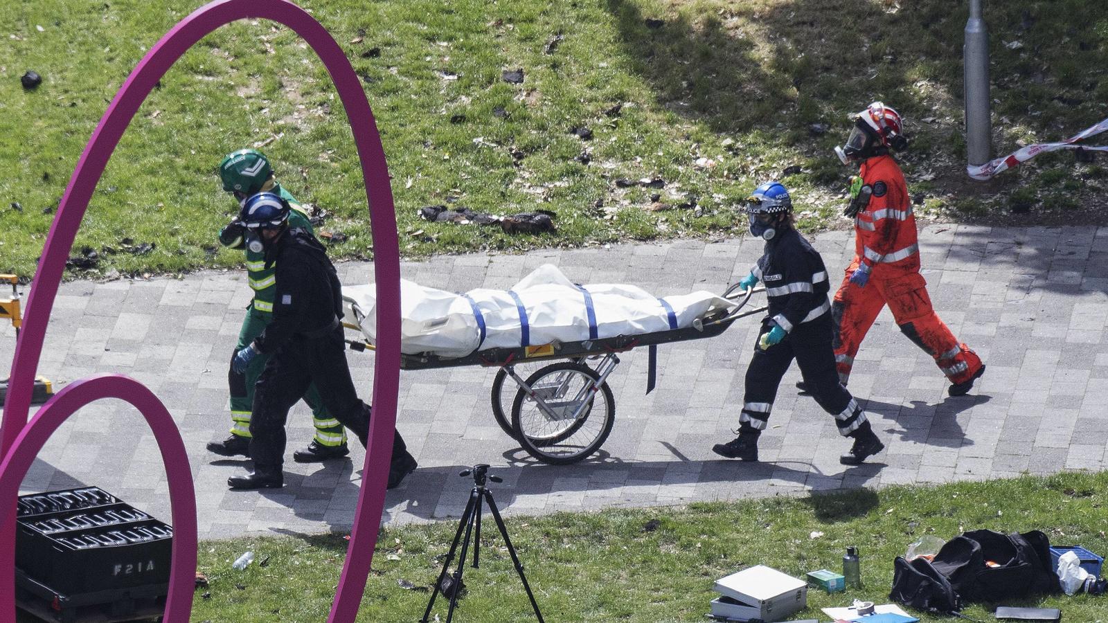 Bis zu 79 Tote bei Feuerinferno von London: Bilder aus Grenfell Tower zeigen Ausmaß der Zerstörung Bilder des Tages Police carry out a body from Grenfell Tower in west London after a fire engulfed the 24-storey building on Wednesday morning. Tower block fire in London PUBLICATIONxINxGERxSUIxAUTxONLY Copyright: xRickxFindlerx 31714388Images the Day