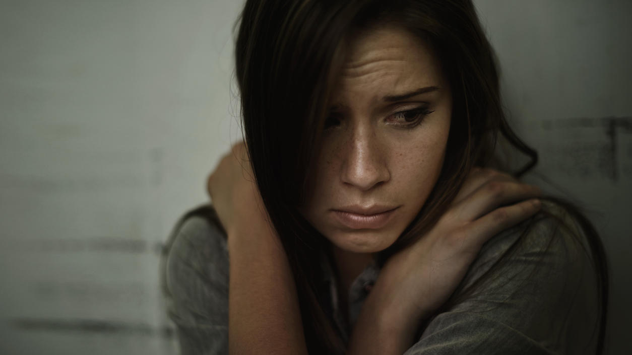 Häusliche Gewalt: Manche Opfer müssen Platz im Frauenhaus selbst zahlen A young woman looking anxious and fearful