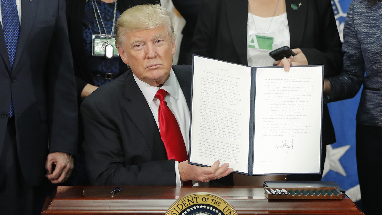 http://ais.rtl.de/masters/913122/1600x900/oberstes-gericht-hat-entschieden-trumps-einreiseverbot-darf-teilweise-in-kraft-treten.jpg
