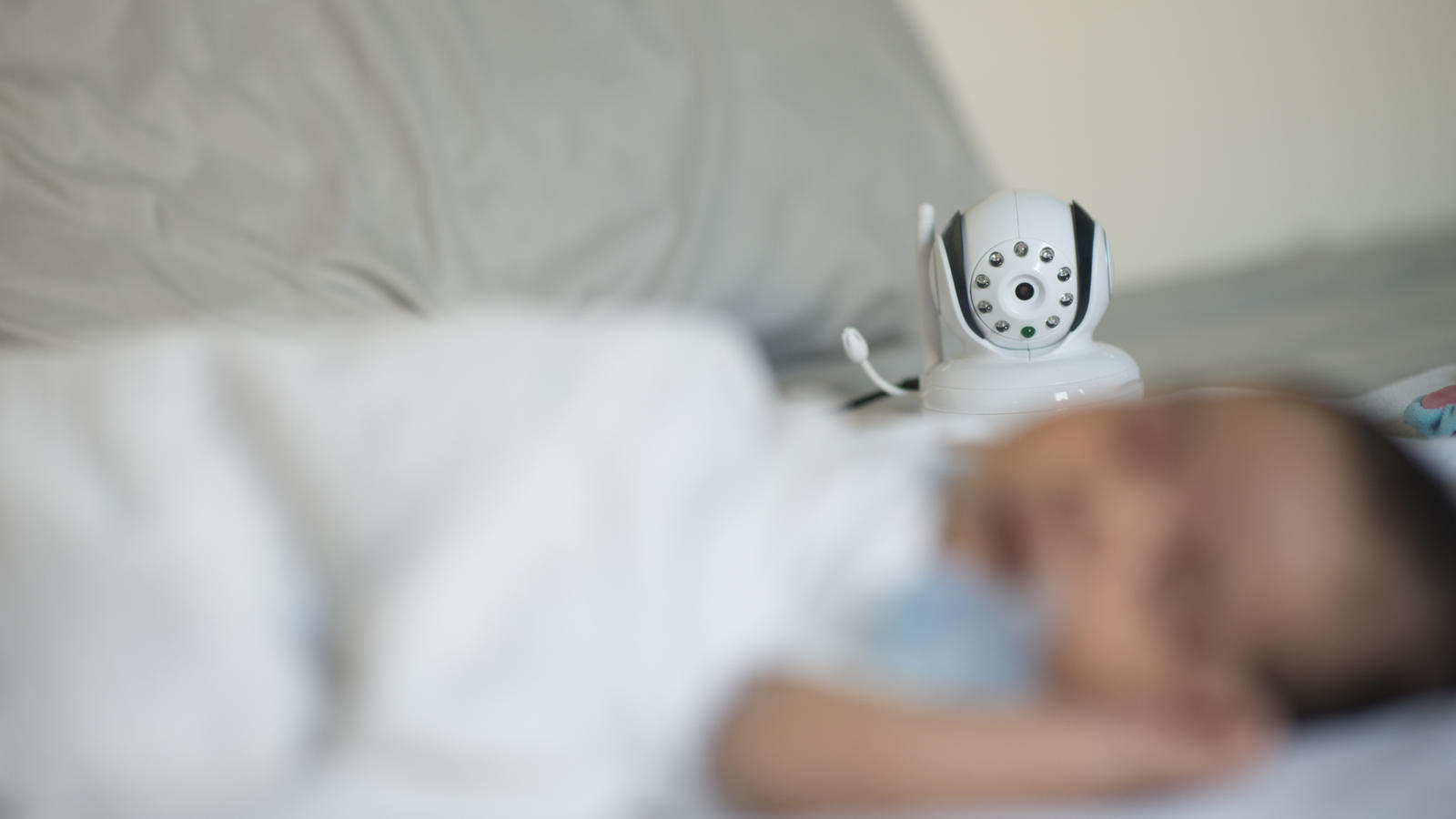 'Öko-Test' bewertet 14 Babyfones: Nur eins produziert keinen Elektrosmog Babyfone neben Baby