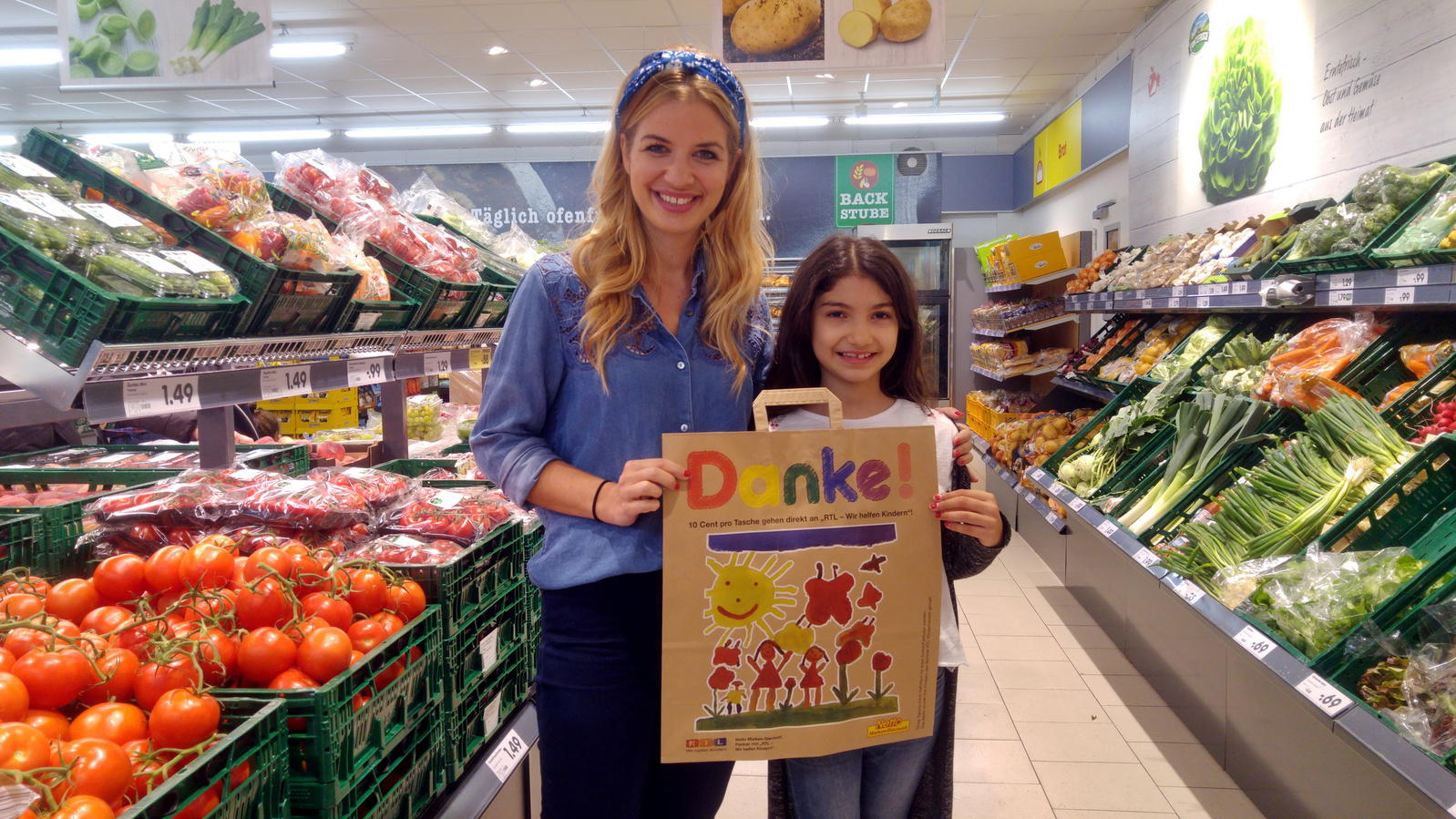 Jetzt auf zu Netto! Susan Sideropoulos freut sich über die neuen Spendentaschen! Die siebenjährige Laura freut sich über die von ihr gestaltete Netto-Spendentasche.