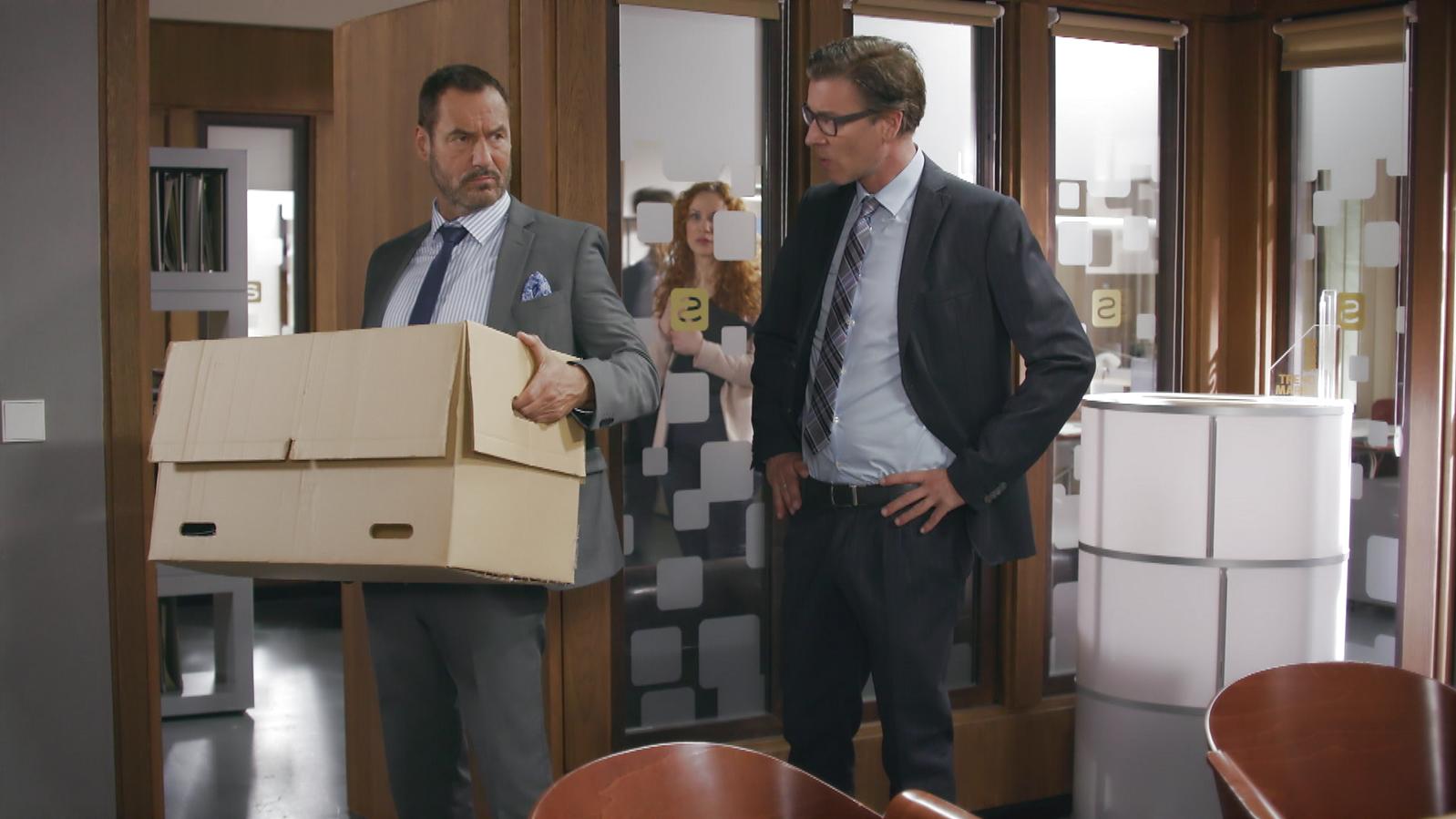 AWZ: Richard räumt sein Büro im Zentrum AWZ: Richard packt seine Sachen und verlässt sein Büro.