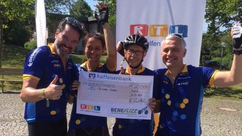 Dank prominenter Verstärkung: 20.000 Euro beim „Beneflizz“ erradelt! Die Beneflizz-Radler Alex Jolig, Yvonne de Bark, Organisator Hubert Schwarz und Andreas von Thien präsentieren den Scheck für die Stiftung RTL - Wir helfen Kindern.