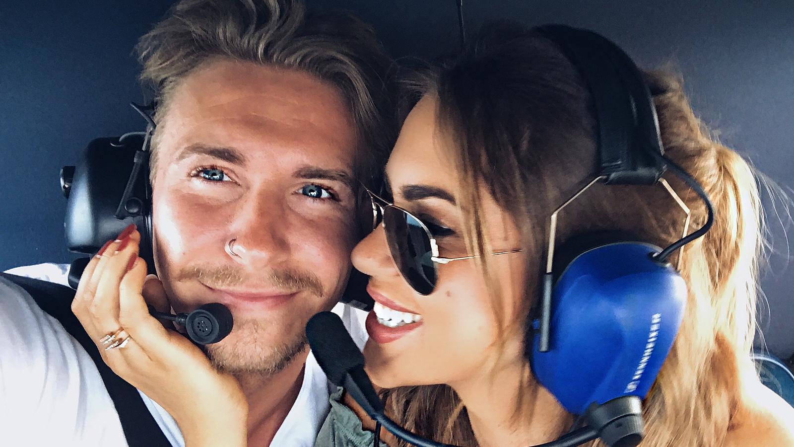 David und Jessica genießen ihren Helikopter Flug und kommen sich immer näher
