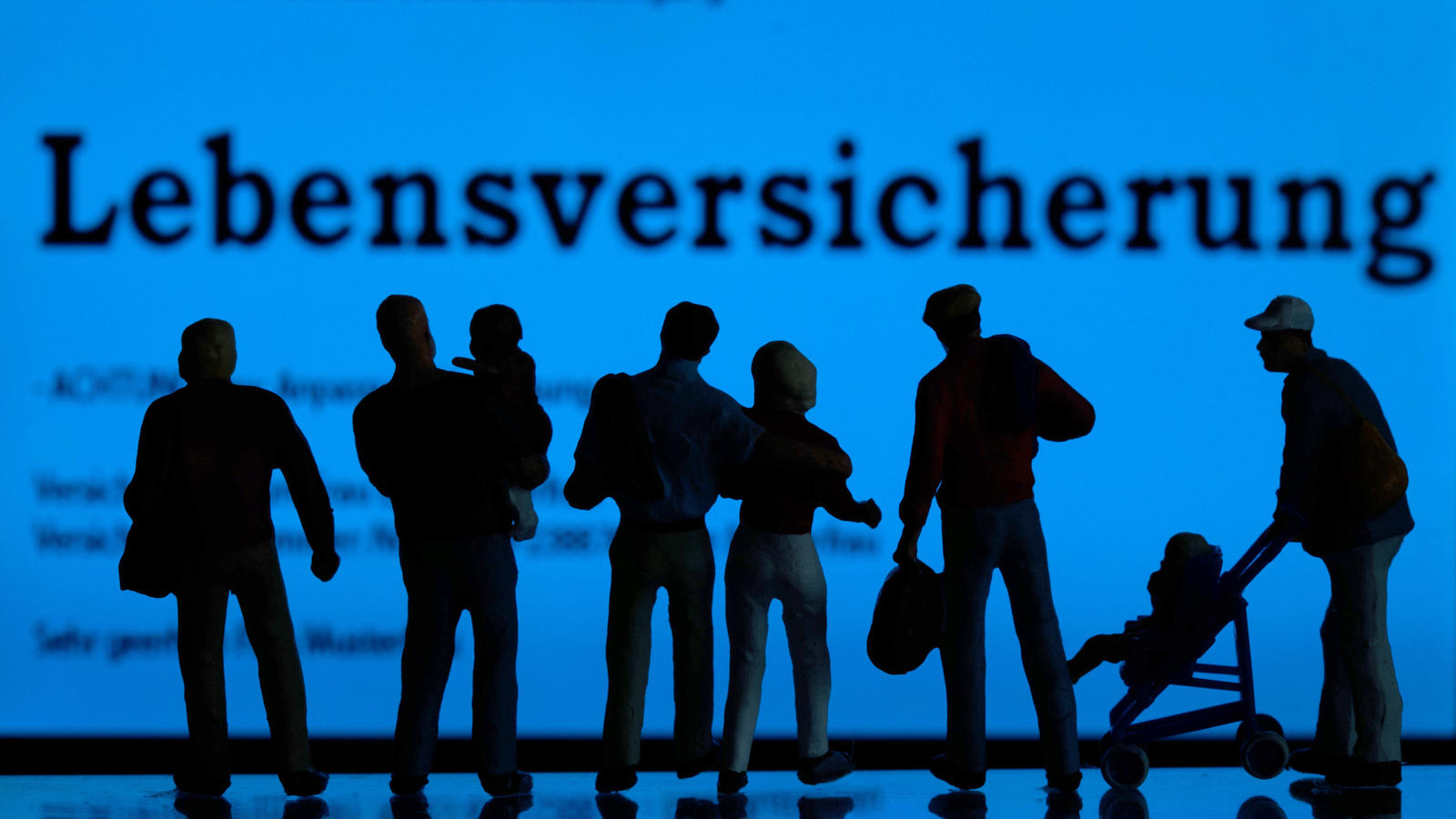 Massenhaft Fehler in Versicherungsverträgen: Millionen Kunden haben Anspruch auf Rückzahlung ARCHIV - ILLUSTRATION - Modellfiguren stehen am 04.12.2014 in Schwerin (Mecklenburg-Vorpommern) vor einem Display mit der Aufschrift «Lebensversicherung». (Zu dpa "Ärger um die Reform der Lebensversicherung"9 vom 13.07.2017) Foto: Jens Büttner/dpa-Ze