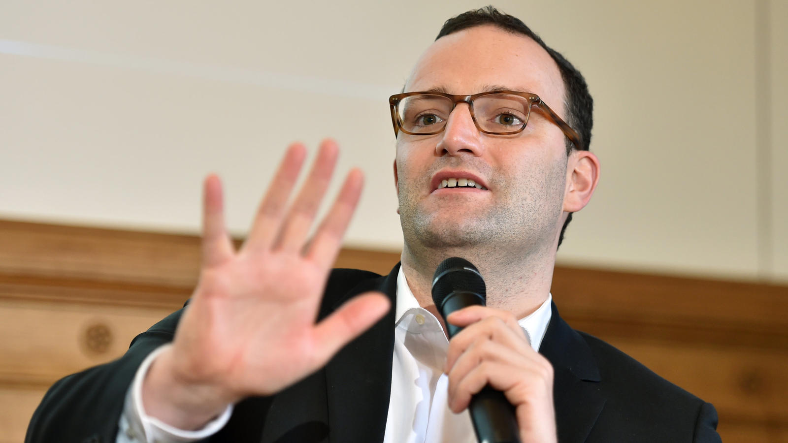 CDU-Politiker genervt von Englisch sprechenden Kellnern: Deutsch-Pflicht für Bedienung in Kneipen? Finanz-Staatssekretär Jens Spahn
