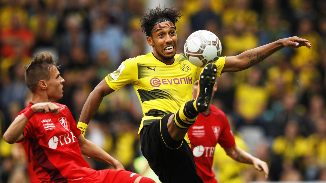DFB-Pokal: FC Bayern und Borussia Dortmund spazieren in die 2. Runde Pierre-Emerick Aubameyang gelang in der 1. Runde des DFB-Pokals ein Dreierpack