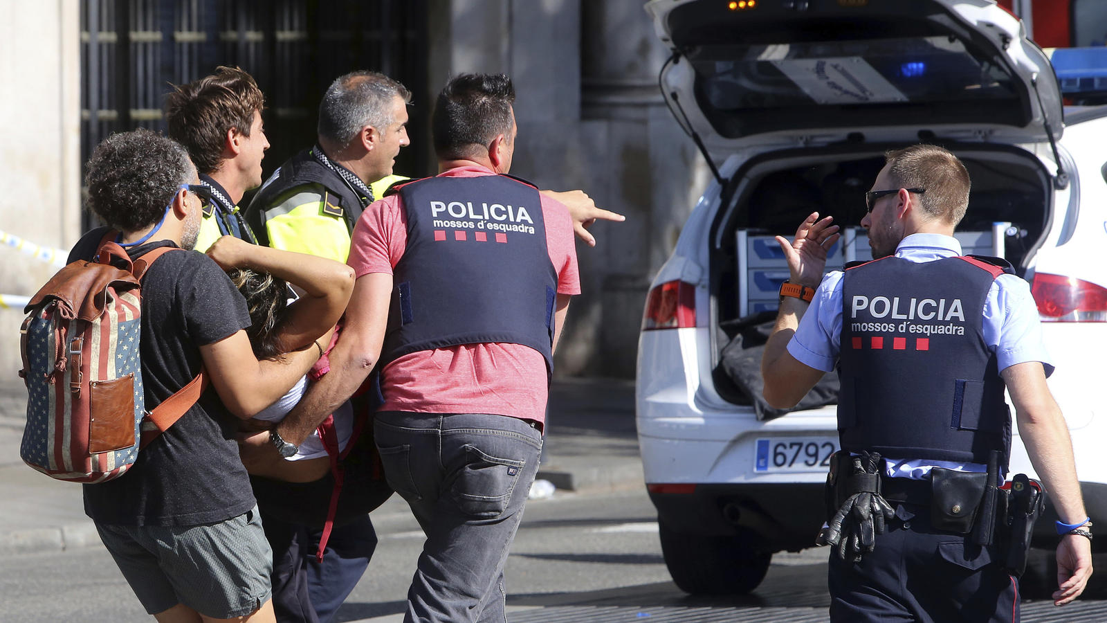 IS-Terror in Barcelona: 16 Tote und über 100 Verletzte Polizisten und Sanitäter tragen am 17.08.2017 in Barcelona (Spanien) eine verletzte Frau über die Straße. Auf der Flaniermeile Las Ramblas ist ein Lieferwagen in eine Menschenmenge gerast. Es hat Tote und Verletzte gegeben. Die Polizei bestätigte inz