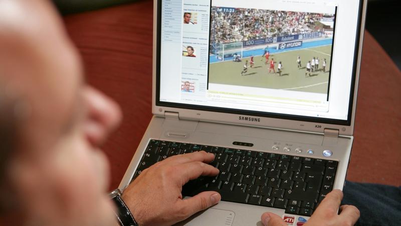 Mann schaut auf der Arbeit 30 Sekunden Fußball - Gericht bestätigt Abmahnung Ein Mann schaut Fußball auf einem Laptop (Symbolbild)