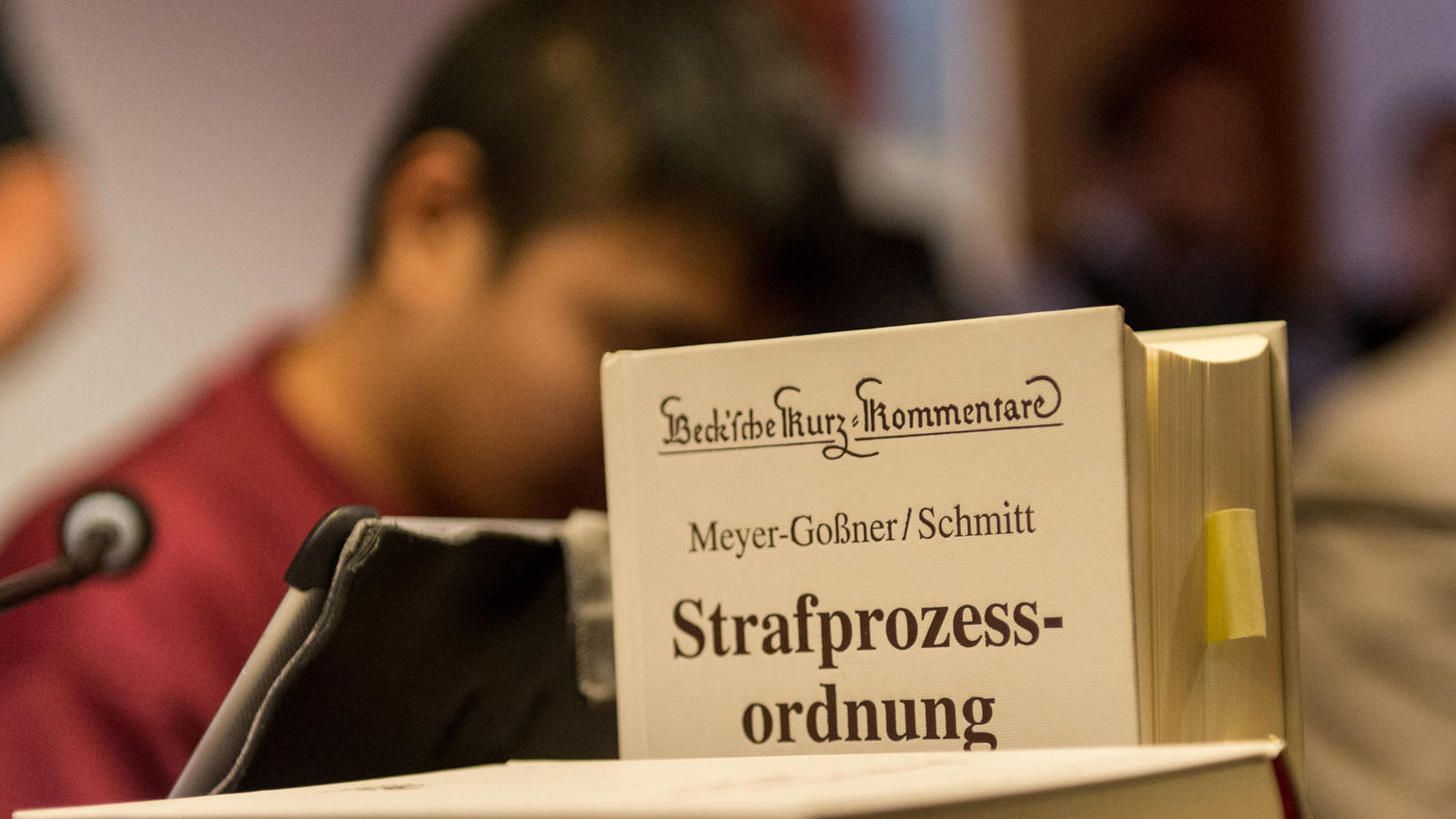 Mordprozess im Fall Maria L.: Hat Hussein K. das Gericht angelogen? Der Angeklagte Hussein K. sitzt am 05.09.2017 in Freiburg (Baden-Württemberg) im Landgericht im Gerichtssaal hinter einer Ausgabe der Strafprozessordnung. Er ist wegen Mordes an einer Studentin angeklagt. Die Staatsanwaltschaft wirft ihm vor, die 19