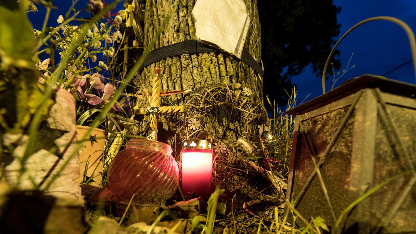 Ermordete Studentin Maria L.: Wie alt ist der Tatverdächtige wirklich? Ein Grablicht steht am Abend des 04.09.2017 in Freiburg (Baden-Württemberg) in der Nähe des Tatorts am Fluß Dreisam an einem Baum neben einem Kreuz mit der Aufschrift "Maria". Am 05.09.2017 beginnt im Freiburger Landgericht der Prozess gegen Hussein