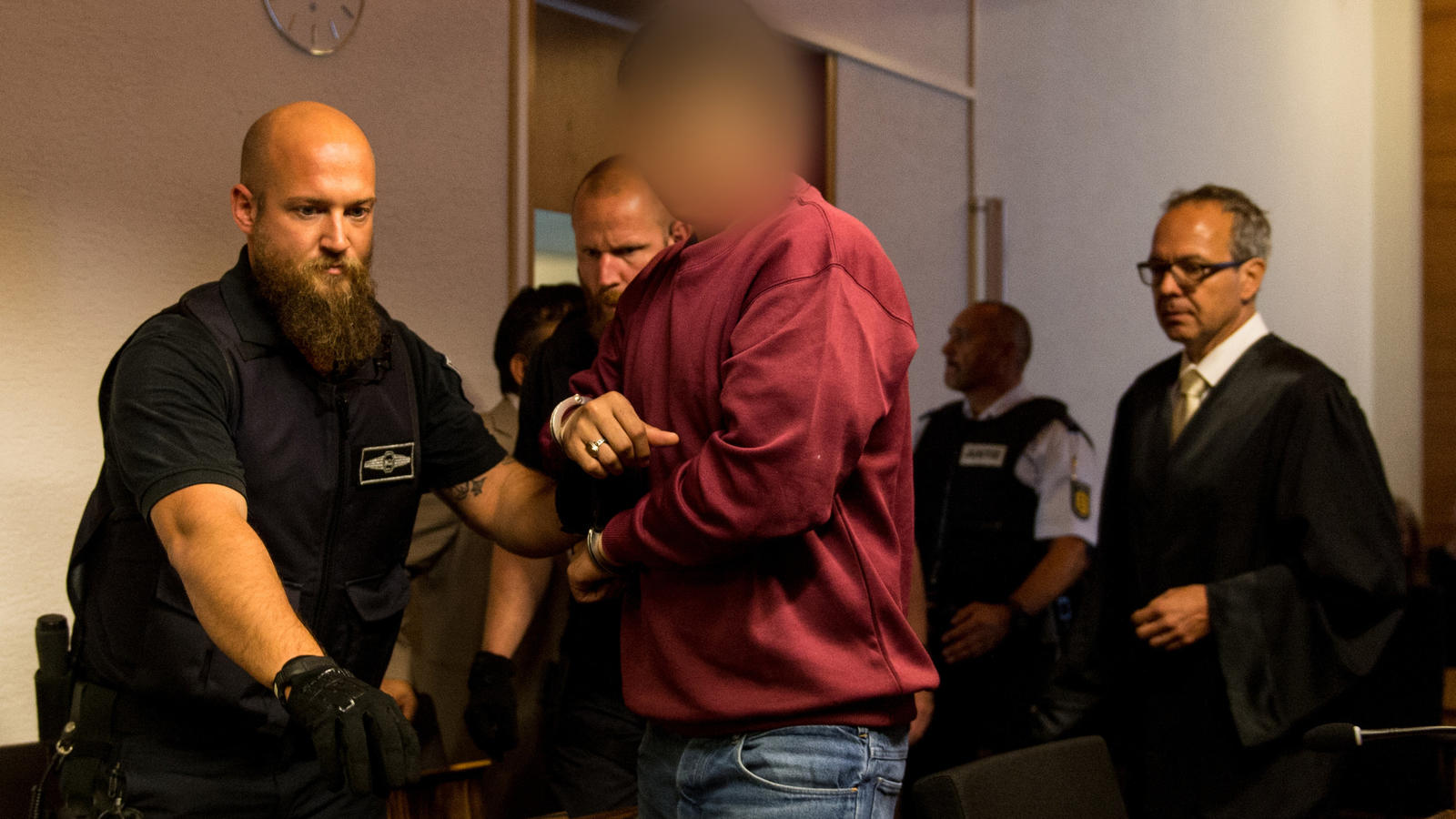 Ermordete Studentin Maria L.: Wie alt ist der Tatverdächtige wirklich? Der Angeklagte Hussein K. wird am 05.09.2017 in Freiburg (Baden-Württemberg) im Landgericht von einem Justizbeamten in den Gerichtssaal gebracht. Er ist wegen Mordes an einer Studentin angeklagt. Die Staatsanwaltschaft wirft ihm vor, die 19 Jahre Mar