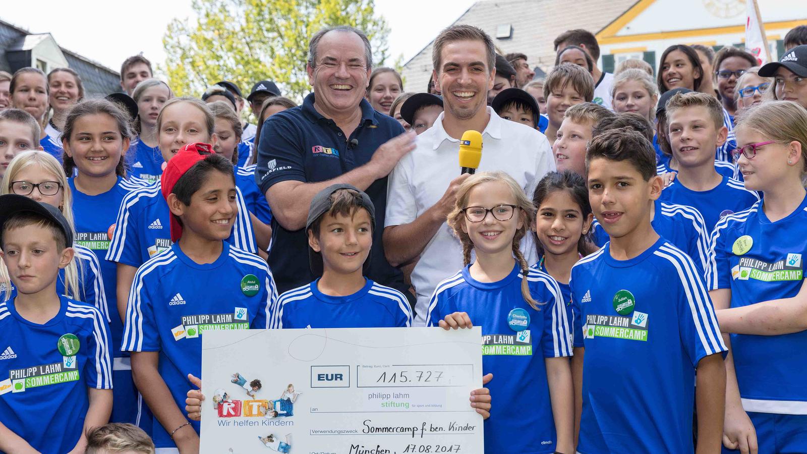 Philipp Lahm sagt DANKE: 115.727 Euro für seine Sommercamps! RTL - Wir helfen Kindern - Vorstand Wolfram Kons besucht mit Philipp Lahm ein Sommercamp der Philip-Lahm-Stiftung. 115.727 Euro hat RTL - Wir helfen Kindern für die Fortführung der Sommercamps gespendet.