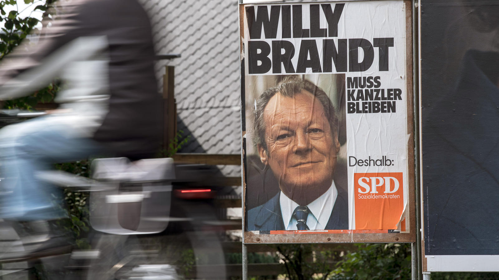 In Leverkusen gehen die Uhren anders: "Willy Brandt muss Kanzler bleiben" Ein Wahlplakat des ehemaligen Bundeskanzlers Willy Brandt steht am 07.09.2017 in Leverkusen (Nordrhein-Westfalen) am Straßenrand. Ob das Wahlplakat aus dem Jahr 1972 Einfluss auf den Ausgang der Bundestagswahl am 24.09.2017 haben wird, ist nicht abse