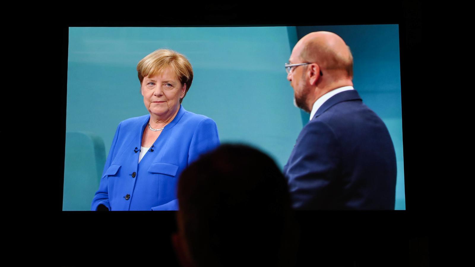 Erste Umfrage nach TV-Duell: Schulz legt zu - und fällt doch weiter zurück TV Duell zur Bundestagswahl - Liveübertragung (170904) -- BERLIN, Sept. 4, 2017 -- A man watches the TV duel between German Chancellor Angela Merkel and Martin Schulz, chancellor candidate of the Social Democratic Party (SPD), at a media center in B