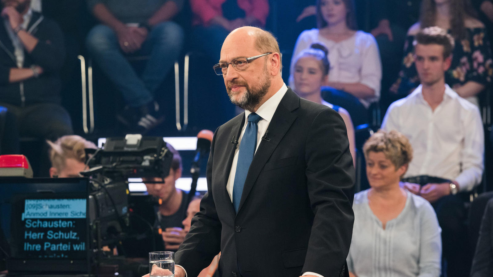 SPD-Kandidat gibt nicht auf: Schulz fordert zweites TV-Duell von Merkel Martin Schulz HANDOUT - Der SPD-Kanzlerkandidat und SPD-Vorsitzende Martin Schulz steht am 12.09.2017 während der Sendung "Klartext, Herr Schulz!" im Hauptstadtstudio des ZDF in Berlin. (ACHTUNG: Verwendung nur zu redaktionellen Zwecken in Verbind