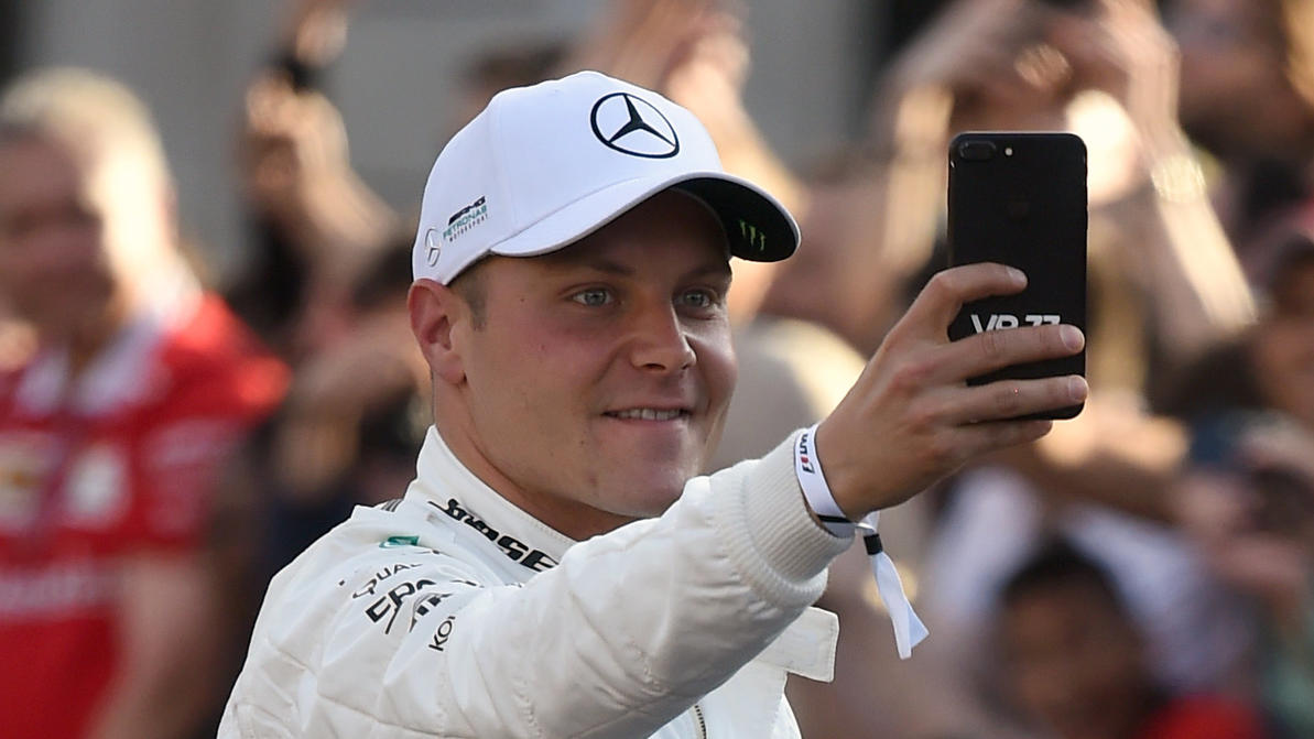 Neuer Formel-1-Vertrag: Valtteri Bottas bleibt bei Mercedes ARCHIV - Der Finne Valtteri Bottas vom Team Mercedes AMG Petronas Motorsport macht am 12.07.2017 am Trafalgar Square in London (Großbritannien) ein Selfie während des F1 Live Event. (zu dpa-Meldung: «Mercedes verlängert Vertrag mit Bottas für 2018» v