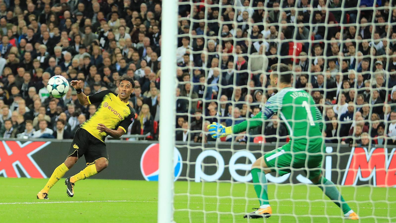 1:3 bei Tottenham: Bittere Champions-League-Pleite für den BVB 13th September 2017, Wembley Stadium, London, England; Champions League Group stage, Tottenham Hotspur versus Borussia Dortmund; Pierre-Emerick Aubameyang of Borussia Dortmund scores but it is disallowed for offside PUBLICATIONxINxGERxSUIxAUTxHUNxSWE