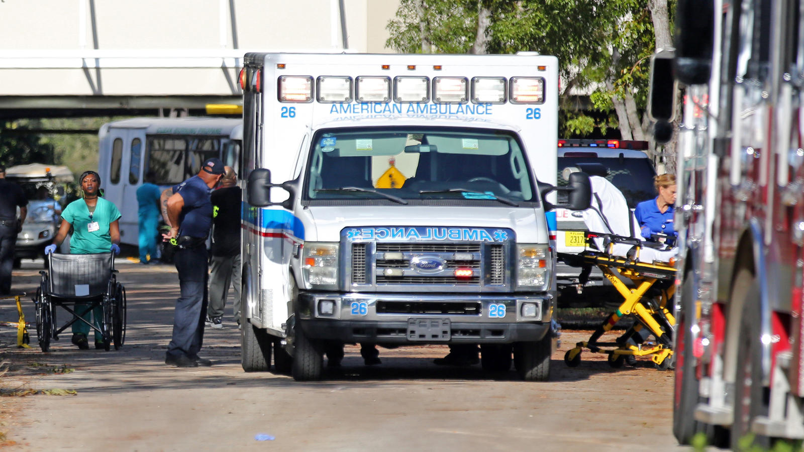 Klimaanlage fällt aus: Acht Tote bei Drama in Seniorenheim in Florida Patients are evacuated at The Rehabilitation Center at Hollywood Hills on Wednesday, September 13, 2017 in Hollywood Hills, FL, USA. September 13, 2017. Eight people at a Florida nursing home that was left without power for days after Hurricane Irma