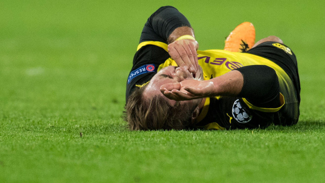 Nach Besuch beim Zahnarzt: Götzes geschundenes Mundwerk reparabel Fußball: Champions League, Tottenham Hotspur - Borussia Dortmund, Gruppenphase, Gruppe H, 1. Spieltag am 13.09.2017 im Wembley Stadion in London (Großbritannien). Dortmunds Mario Götze liegt verletzt auf dem Rasen. Foto: Bernd Thissen/dpa +++(c) dpa